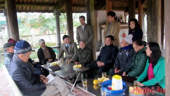 Các bậc lão thành   Làng Đỏ ôn lại truyền thống.