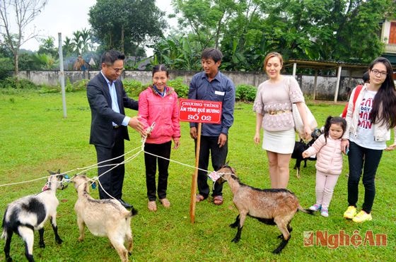 Gia đình bác sỹ Nguyễn Minh Sơn trao dê cho vợ chồng anh Nguyễn Đức Sửu ở thôn Triều Long, xã Thanh Lâm (Thanh Chương).