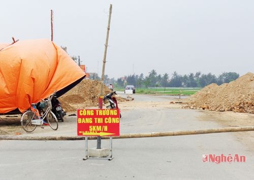 Đơn vi thi công tiến hành sửa đoạn đường qua xã Quỳnh Đôi.