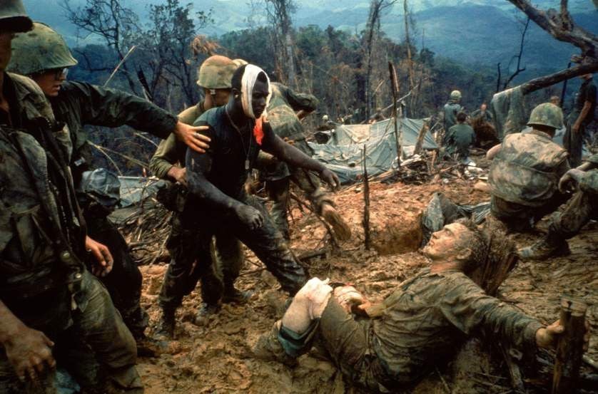 Jeremiah Purdie, một sĩ quan Thủy quân Lục chiến Mỹ, được quấn băng trắng ở đầu, đi về phía đồng đội bị thương sau trận giao tranh ở khu vực phi quân sự vào tháng 10/1966. Phóng viên ảnh Larry Burrows đã không ngại nguy hiểm khi theo sát đoàn lính Mỹ nhằm ghi lại những hình ảnh chân thực nhất. Ron Cook là người lính quân y ở góc trái tấm hình.