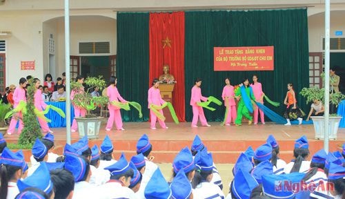 Học sinh trường THCS Lâm Sơn biểu diễn văn nghệ chào mừng sự kiện