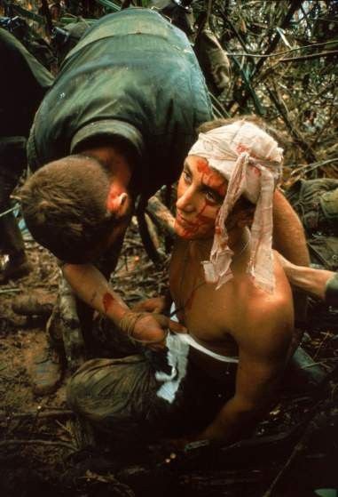 Lính Mỹ băng bó cho đồng đội bị thương sau trận đụng độ vào tháng 10/1966.