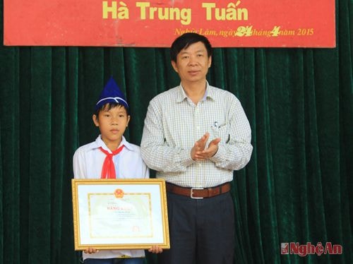 Trao tặng Bằng khen của Bộ Giáo dục và Đào tạo cho em Hà Trung Tuấn