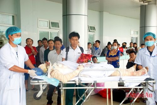 Bênh nhân Cụt Thị Đanh đang được chuyển ra Bệnh Viện Bỏng Trung ương.