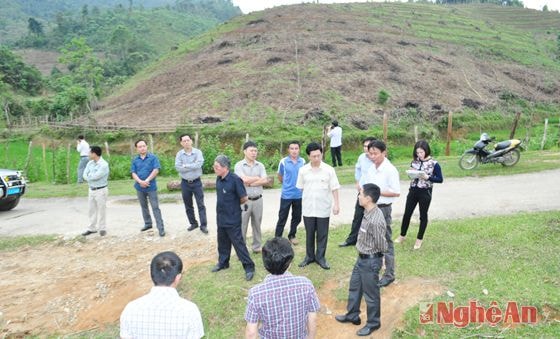 DĐoàn khảo sát khu vực bố trí đất sản xuất cho người dân tại khu tái định cư Piêng Cu, xã Tiền Phong