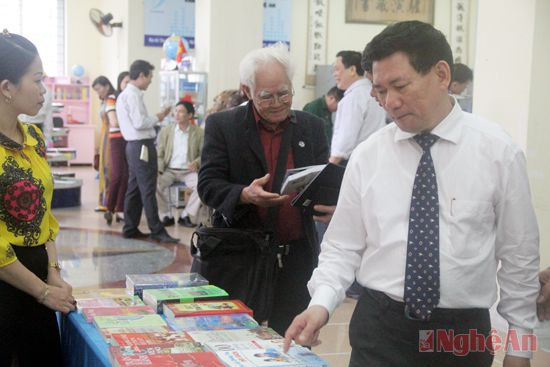 Đồng chí Hồ Đức Phớc thăm các gian hàng trưng bày sách 