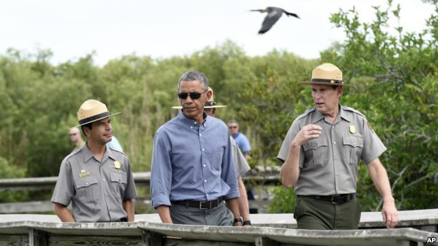Tổng thống Mỹ Barack Obama (giữa) thăm Công viên Everglades, Florida ngày 22/4.