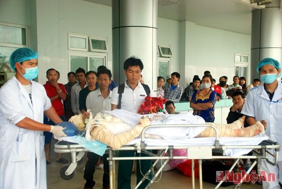 Chị Cụt Thị Đanh chuẩn bị được đưa lên tuyến trên điều trị