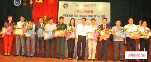 Tặng giấy khen của nhà trường cho các tập thể xuất sắc