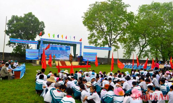 Toàn cảnh Lễ ra quân hưởng ứng Tuần lễ Quốc gia nước sạch &VSMTNT tại xã Long Thành Yên Thành.