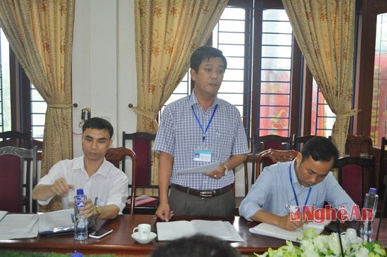 Ông Phạm Mạnh Hùng - Trưởng Phòng Nội vụ huyện Con Cuông báo cáo kết quả thực hiện cải cách hành chính