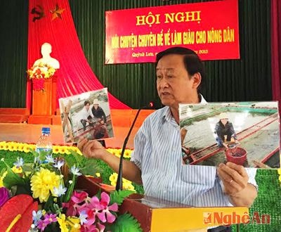GS Nguyễn Lân Hùng giới thiệu cho bà con nông dân Quỳnh Lưu mô hình chăn nuôi