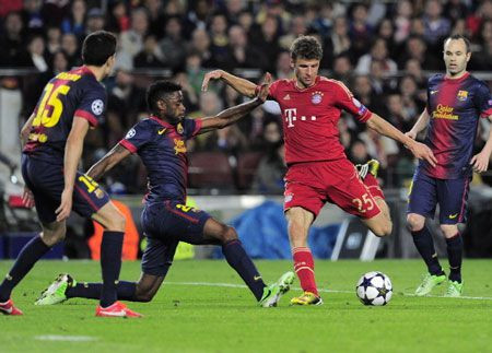 Thomas Muller tự tin giữa ṿòng vây cầu thủ Barca trong trận bán kết lượt về mùa giải 2012-2013.