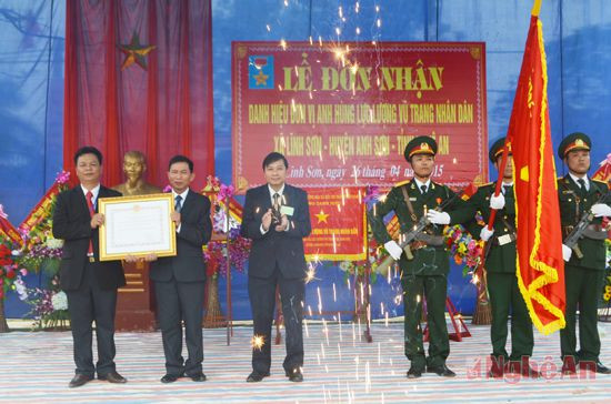 Thừa ủy quyền Chủ tịch nước, đồng chí Lê Hồng Vinh - Bí thư Huyện ủy Anh Sơn trao danh hiệu anh hùng LLVT nhân dân cho xã Lĩnh Sơn.