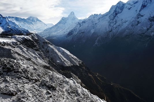 Vụ động đất ở Nepal xảy ra đúng vào thời điểm có rất nhiều người leo núi đến chinh phục đỉnh Everest. Ảnh: AFP 