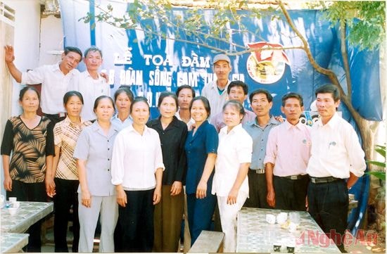 Hội CCB xóm Nam Liên chụp ảnh lưu niệm nhân dịp Tết 30/4.