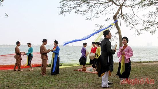 Diễn xướng Dân ca ví, giặm tại Hồ Tây.