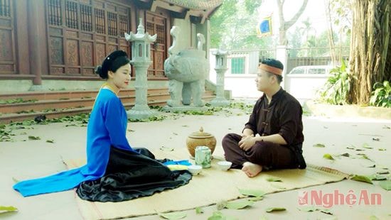 Lê Thanh Phong diễn xướng ví giặm tại đình Xuân La, Hà Nội