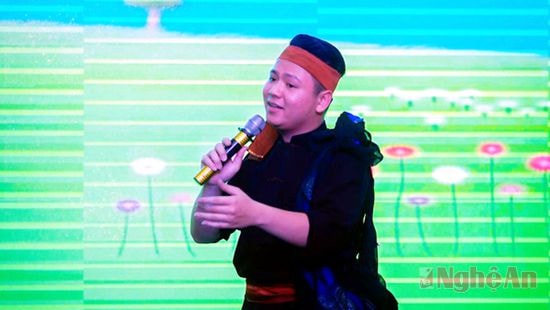 Lê Thanh Phong trong buổi biểu diễn tình quê xứ Nghệ tại Hải Phòng