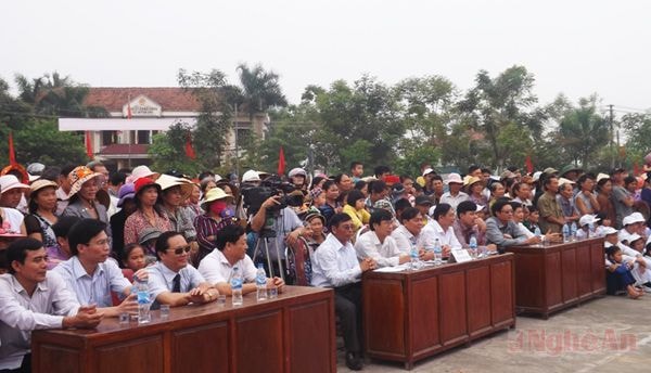 Các đại biểu, người dân xã Quỳnh Đôi theo dõi chương trình.