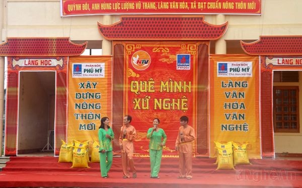 Các đội thi thể hiện tài năng ca hát