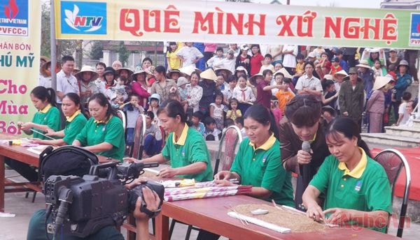 Các đội chơi đang thể hiện khả năng làm hương trầm 