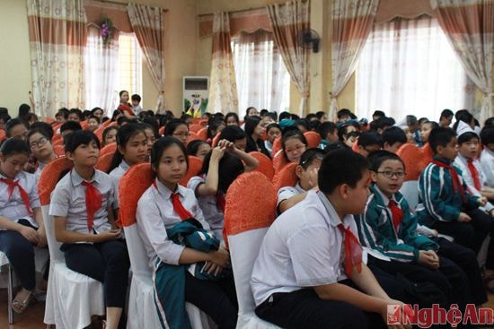 Khán giả nhỏ chăm chú theo dõi các phần thi 