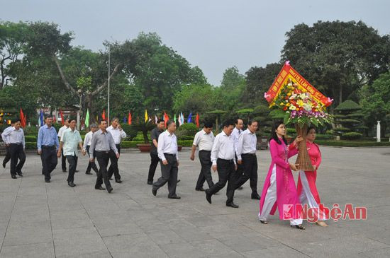 Đoàn công tác của Tỉnh ủy Lâm đồng dâng hoa tại Nhà tưởng niệm Bác ở Khu di tích Kim Liên