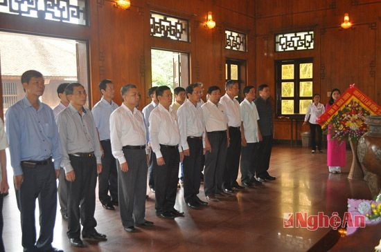 Đồng chí Nguyễn Xuân Tiến và thành viên đoàn công tác tỉnh Lâm Đồng viếng Bác