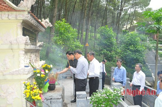 Thắp hương viếng ông Nguyễn Sinh Xin - em trai Bác Hồ