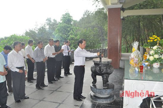 Đồng chí Nguyễn Xuân Tiến thắp hương viếng mộ bà Hoàng Thị Loan - thân mẫu Chủ tịch Hồ Chí Minh
