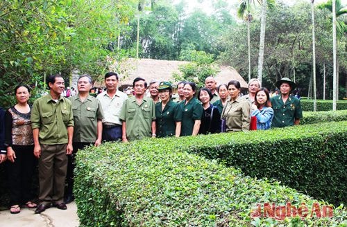 1.Đoàn Cựu chiến binh thành phố Đồng Hới từ quê hương Đại Tướng Võ Nguyên Giáp tìm về Khu di tích Kim Liên – Quê hương Chủ tịch Hồ Chí Minh muôn vàn kính yêu.