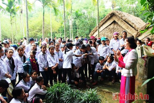 Các em học sinh trường THCS Thượng Sơn, huyện Đô Lương chăm chú nghe cô thuyết minh kểvề cuộc sống niên thiếu của Bác Hồ ở Làng Sen.