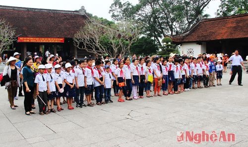 Cô trò Trường Tiểu học Tân Giang, thành phố Hà Tĩnh xếp hàng nghiêm chỉnh trước khi vào viếng Bác