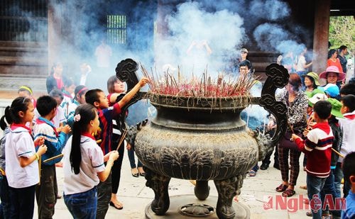 Học sinh Trường Tiểu học Bài Sơn, Đô Lương thành kính dâng hương, báo công với Bác mình đã chăm ngoan