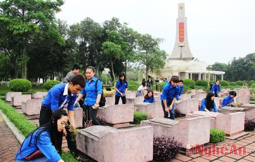 Sinh viên CLB Blue trắng và Hiến máu tình nguyện Trường ĐH Y khoa Vinh chăm sóc các phần mộ liệt sỹ tại Nghĩa trang liệt sỹ TP. Vinh.