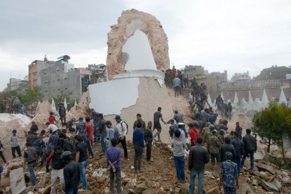 Tháp cổ Dharahara nay chỉ còn là đống tro tàn. Nguồn AFP