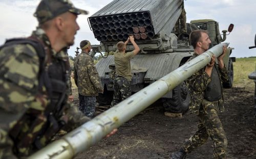 Mối quan hệ Nga Mỹ vốn dĩ luôn căng thẳng, và lần này vẫn là về Ukraine. Hình ảnh lính Nga nạp đạn cho một giàn tên lửa ở vùng Lugansk. Nguồn: Reuters. 