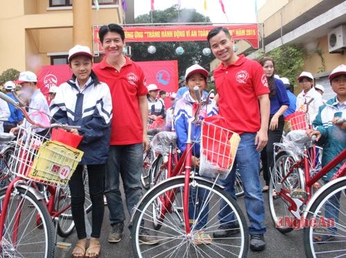 Ông Lý Thành Nhơn và ông Võ Quyết Thắng (trái), Phó Tổng Giám đốc AIA Việt Nam trao tặng xe đạp cho các cháu.