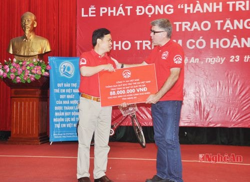 Ông Stephen Clark, Tổng Giám đốc AIA Việt Nam trao biểu trưng hỗ trợ cho đại diện lãnh đạo Quỹ Bảo trợ trẻ em Nghệ An.