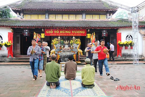 Ban tổ chức Lễ hội Đền Hồng Sơn (TP. Vinh) tập nghi lễ cúng chuẩn bị cho Ngày Giỗ Tổ.