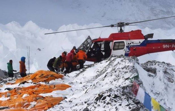 Trực thăng đưa người bị thương ra khỏi khu vực động đất. (Ảnh: Reuters)