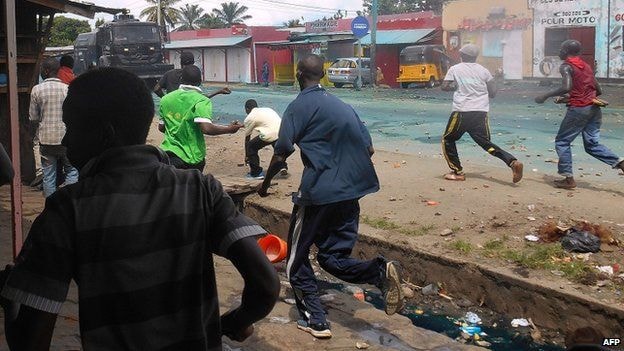 Người biểu tình đã tấn công cảnh sát bằng gạch đá. Ảnh: AFP