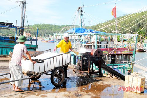 Người dân Quỳnh Thuận làm dịch vụ hậu cần nghề cá  ở bờ Nam lạch Quèn.