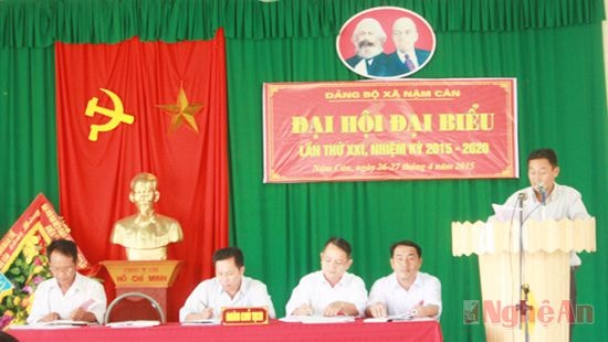 Đồng chí Vừ Bá Sênh - Phó bí thư Đảng ủy xã đọc báo cáo chính trị tại Đại hội.