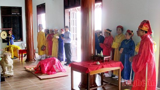 Lễ dâng hương tại đền thờ Làng Vạc