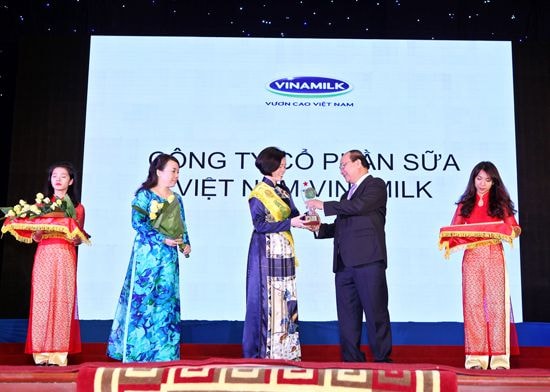 Bà Bùi Thị Hương, Giám đốc Điều hành Vinamilk đại diện công ty nhận giải thưởng Thương hiệu vàng thực phẩm Việt Nam năm 2014