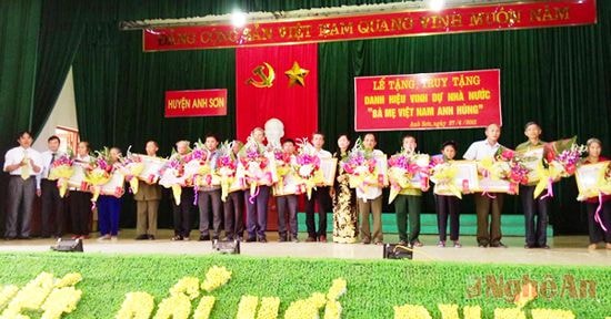 Đại diện thân nhân các bà mẹ VNAH đã mất lên nhận danh hiệu.