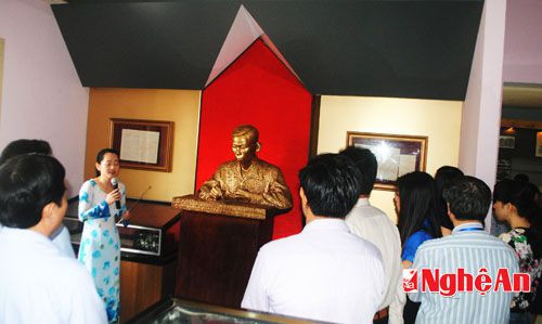 Thuyết minh viên bảo tàng kể về sự ra đời và hợp nhất của Đảng Cộng sản Đông Dương.