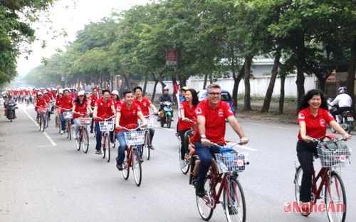 Đạp xe diễu hành tại Thành phố Vinh.